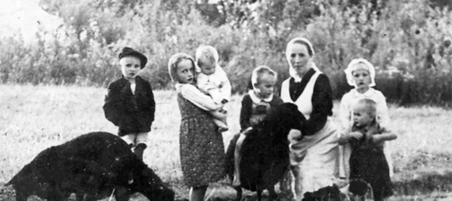 Sześcioro dzieci Ulmów wraz z matką (ok. 1943)