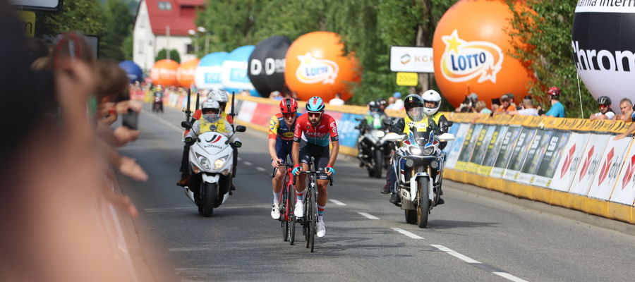 Bielsko-Biała, 02.08.2023. Norweg Markus Hoelgaard z Lidl–Trek (L) i Belg Thomas De Gendt z Lotto Dstny (P) na trasie 5. etapu 80. Tour de Pologne, którego trasa (198,8 km) prowadziła z Pszczyny do Bielska-Białej