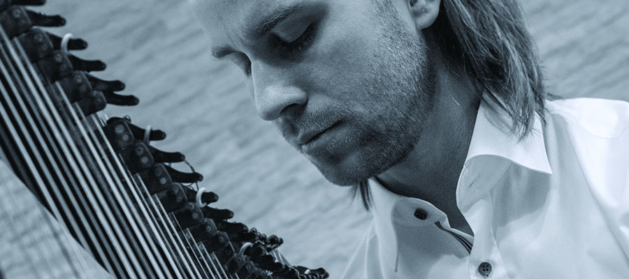 Michał Zator to najprawdopodobniej jedyny harfista w Polsce i jeden z niewielu na świecie, który uprawia rozbudowaną improwizację na tym instrumencie, akompaniując sobie do śpiewu