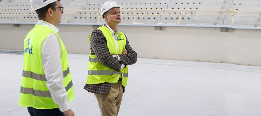 Wicemarszałek Marcin Kuchciński na budowie nowej Uranii, na którą Olsztyn otrzymał 116 mln zł dofinansowania z RPO WiM na lata 2014-2020. Hala ma być gotowa w październiku.