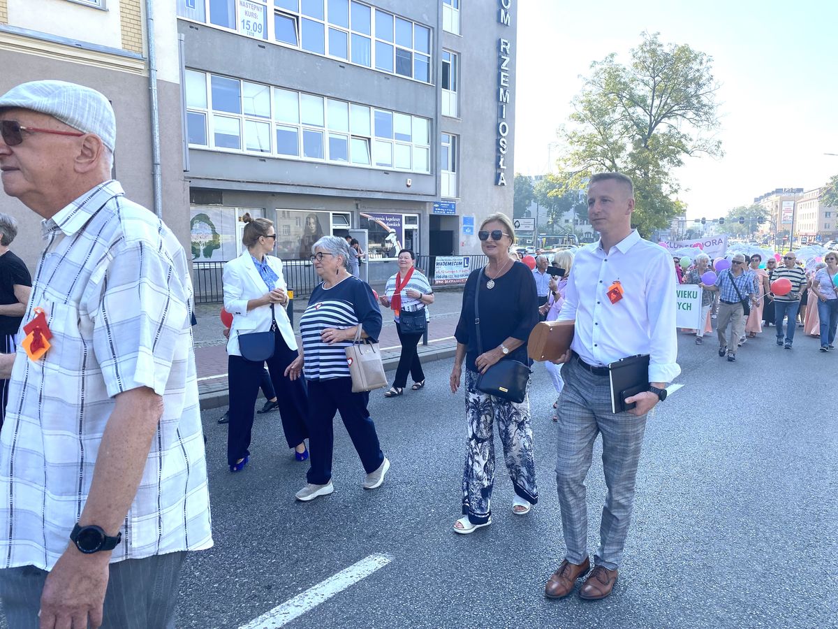 Miejski Rzecznik Konsumentów podczas inauguracji Elbląskich Dni Seniora. Za obecność w tym wydarzeniu otrzymał karę nagany. Udział w imprezie miał wykraczać poza jego obowiązki służbowe