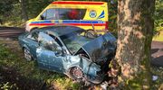 25-letni kierowca uderzył w drzewo. Z poważnymi obrażeniami został przetransportowany śmigłowcem  do szpitala w Olsztynie 