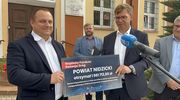 Wojewoda Artur Chojecki przekazał 2 miliony na remont drogi