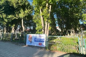 Jacek Protas wisi na ogrodzeniu cmentarza w Pieniężnie. Czy to nekropolityka?