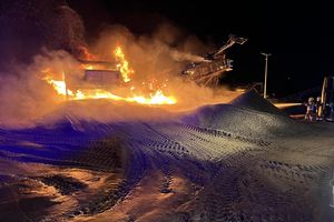 Nocny pożar maszyny w Wielkiej Tymawie