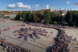 Litwa/ Na wileńskim placu Katedralnym Polacy zatańczyli poloneza(Wideo)
