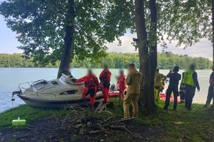 Jezioro Ukiel. Rozpędzona motorówka wpłynęła na brzeg. Sternik w szpitalu