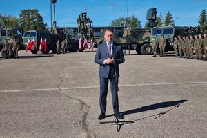 Szef MON przekazał sprzęt wojskowy pułkowi w Gołdapi