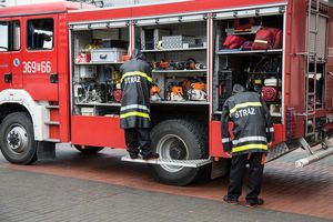 Trwa dogaszanie pożaru domu w Jegłowniku, 9 osób w szpitalach