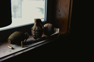 Siedlce/ Amunicja i granaty z II wojny światowej na prywatnej posesji; policyjny dozór dla 45-latka
