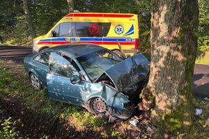 25-letni kierowca uderzył w drzewo. Z poważnymi obrażeniami został przetransportowany śmigłowcem  do szpitala w Olsztynie 