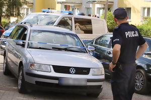 Afera na Gałczyńskiego w Olsztynie. W samochodzie policjanci znaleźli coś przypominającego pocisk