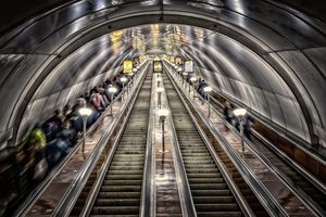 Tysiąc uczniów chodzi do podziemnej szkoły w metrze