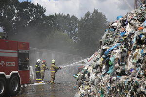 Co jest przyczyną pożaru składowiska odpadów pod Płockiem?
