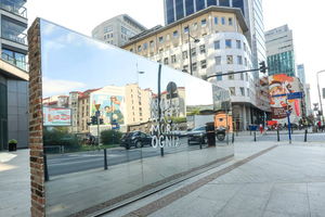 Symboliczny mur – instalacja z lustrem weneckim w miejscu historycznej granicy getta w Warszawie