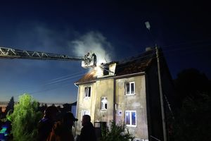 Kobieta z trójką dzieci wyskoczyła przez okno z płonącego domu w Jegłowniku. Ich stan jest bardzo poważny 