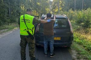 Funkcjonariusze straży granicznej zatrzymali dwóch kurierów z Łotwy. Obaj próbowali przewieźć do Polski grupę migrantów 