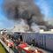 Pożar hali z tekstyliami w Wólce Kosowskiej, z ogniem walczy 50 zastępów straży