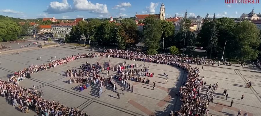 Na wileńskim placu Katedralnym Polacy zatańczyli poloneza