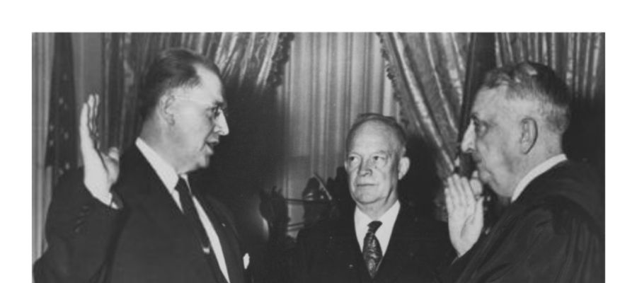 Zaprzysiężenie Ezry Tafta Bensona (z lewej). W środku prezydent Eisenhower