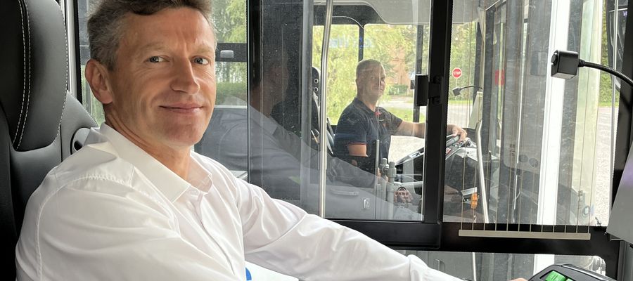 Burmistrz Jacek Wiśniowski za kierownicą elektrycznego autobusu