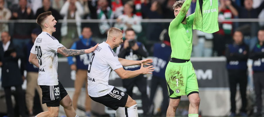 Zawodnicy Legii Warszawa cieszą się ze zwycięstwa po serii rzutów karnych z FC Midtjylland 