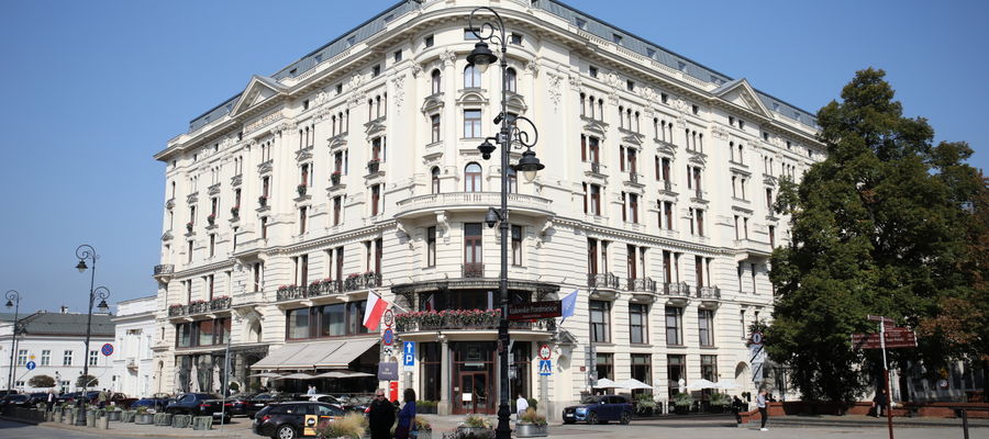 Stołeczny Hotel Bristol. W hotelowy lobby odsłonięto 26 bm. tablicę, upamiętniającą powstanie w 1948 roku pierwszej na świecie placówki dyplomatycznej państwa Izrael.