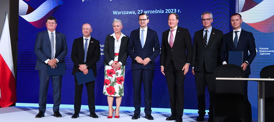  Premier Mateusz Morawiecki , ambasador USA w Polsce Mark Brzezinski , zastępca sekretarza USA ds. energii Andrew Light  podczas uroczystości zawarcia umowy projektowej pierwszej elektrowni jądrowej w Polsce, 27 bm. w Arkadach Kubickiego w Warszawie. 

