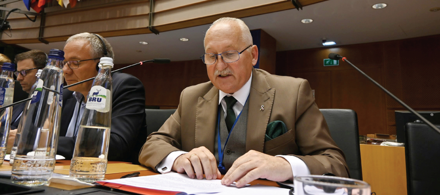 Marszałek Gustaw Marek Brzezin podczas wystąpienia w Europejskim Komitecie Regionów w Brukseli