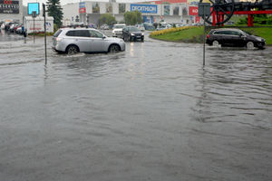 Awaria wodociągowa na warszawskim Gocławiu, zalana ulica Abrahama