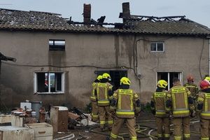 [ZDJĘCIA] Spłonął dom w Grabowie. Potrzebna pomoc, ruszyła internetowa zrzutka 
