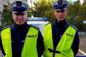 Kętrzyńscy policjanci eskortowali do szpitala rodzącą kobietę