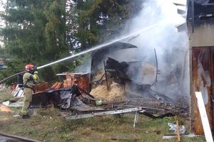 Pożar tartaku w Piasutnie. Kilka zastępów straży pożarnej walczy z ogniem