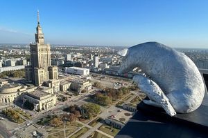 Rzeźba Idy Karkoszki patrzy na panoramę stolicy z krawędzi dachu warszawskiego Hotelu Marriott