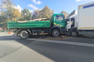 Zderzenie trzech pojazdów na ulicy Obwodowej w Giżycku. Droga całkowicie zablokowana
