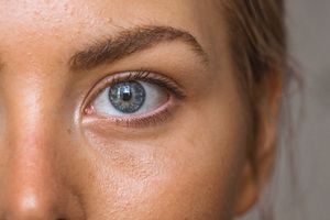 Mikrobiologiczne zanieczyszczenie w maści stosowanej w zakażaniach oczu