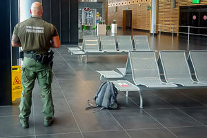 Funkcjonariusze straży granicznej interweniowali na lotnisku w Szymanach. Wszystko przez pozostawiony bagaż 