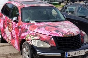 Drogowcy sprzedają porzucone samochody, wśród nich chrysler obklejony w róże