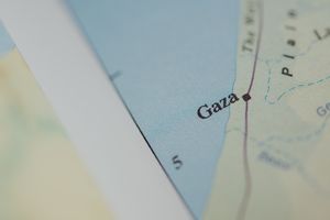 Wybuchy w Strefie Gazy, rozmowy w Knesecie