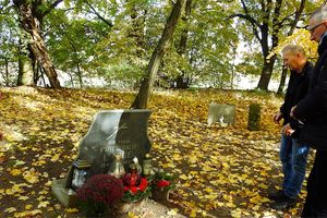 Zapalili znicze i złożyli stroiki na nagrobku Friedricha Lange w Łąkorku