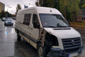 Na ul. Sybiraków w Olsztynie bus dostawczy uderzył w autobus komunikacji publicznej 