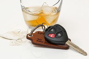 Siedemnastolatek bez prawa jazdy po pijanemu zabrał matce auto 