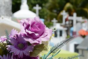 Zasiłek pogrzebowy można otrzymać z ZUS po spełnieniu określonych warunków