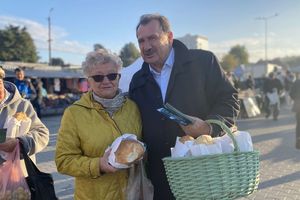 Poseł Zbigniew Ziejewski na Targowisku Miejskim w Elblągu podzielił się chlebem z mieszkańcami [ZDJĘCIA]