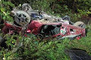 Tragiczny wypadek w miejscowości Ogrodniki w gminie Milejewo. Samochód uderzył w drzewo i dachował. Nie żyje 17-letnia dziewczyna