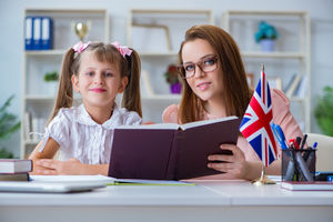 Wychowanie dwujęzycznych dzieci: skuteczne strategie pielęgnowania płynności języka angielskiego w domu