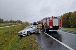 Uwaga kierowcy, panują trudne warunku na drogach. Na obwodnicy Spręcowa (DK51) zderzyły się dwa auta osobowe 