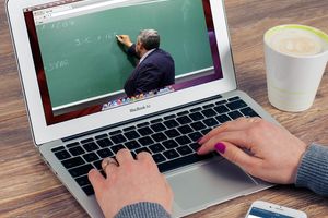 Bony na zakup laptopa dla nauczycieli uczących w klasach IV–VIII 