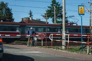 Zderzenie auta dostawczego z pociągiem w Piastowie