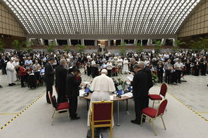 Dokument synodu: Kościół musi być bliższy ludziom i mniej biurokratyczny